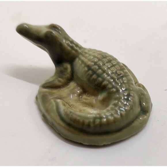 Wade Whimsies Series 1 Alligator Canadian Red Rose Tea Mini Figurine 1967-73 - Picture 2 of 4